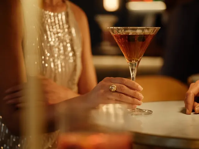 Femme avec un martini doré au bar de La Fonda de los Príncipes