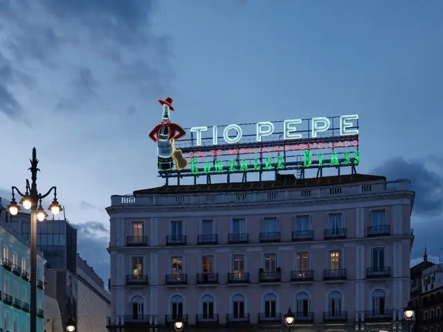 Enseigne Tío Pepe sur la Puerta del Sol à Madrid au crépuscule