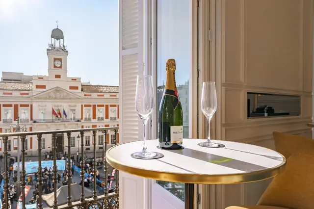 Champagne sur table de balcon avec vue sur la Puerta del Sol à La Fonda de los Príncipes