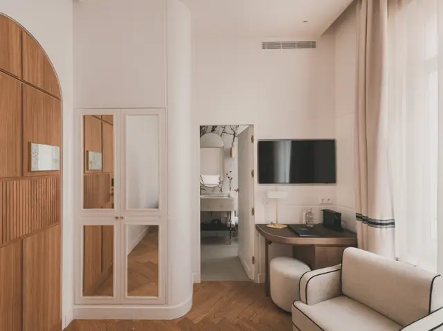 Entrada de la Deluxe Interior con puerta en arco, escritorio, Smart TV y butaca