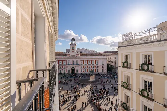 Blick auf die Real Casa de Correos und die Puerta del Sol vom Balkon eines Deluxe Lateral Sol-Zimmers
