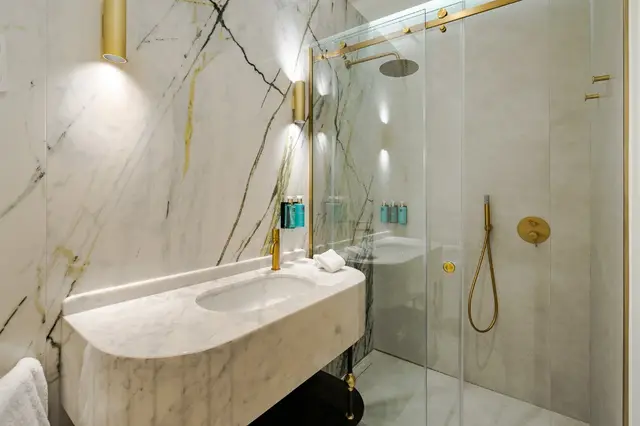 Marble bathroom with rain shower, gold fittings and Rituals amenities in Deluxe Lateral Sol