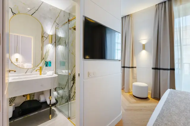 Marmorbad und eingebauter Smart TV im Deluxe Lateral Sol-Zimmer