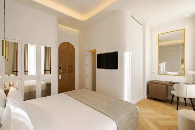 Full view of Deluxe Lateral Sol room with fitted wardrobe, Smart TV and desk
