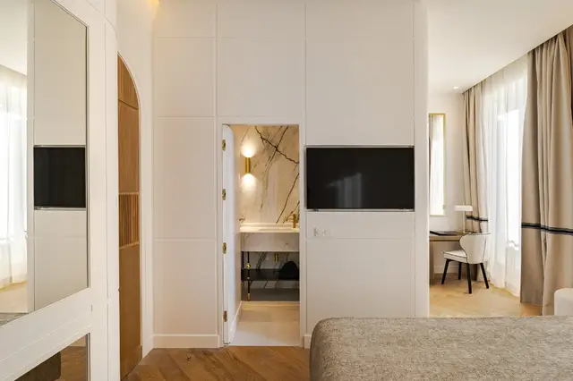 Deluxe Lateral Sol interior with marble bathroom access, Smart TV and work area