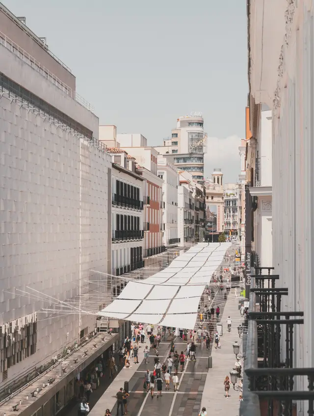 Vistas a la calle Preciados y a sus toldos desde el balcón de una habitación Deluxe Lateral Sol