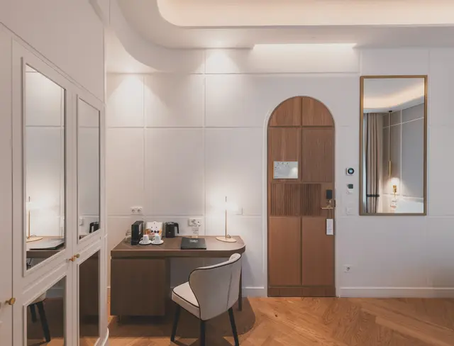 Escritorio con cafetera, armario de espejos y puerta en arco de la Junior Suite Interior Familiar