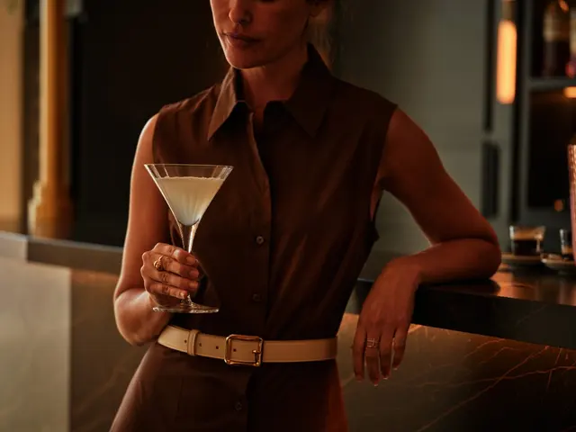 Woman leaning on the bar holding a white cocktail in the evening ambiance at La Fonda de los Príncipes