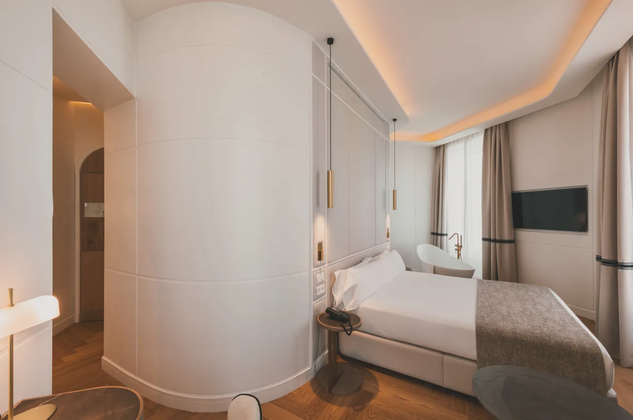 Habitación Premium Corner con bañera exenta junto a la cama en La Fonda de los Príncipes