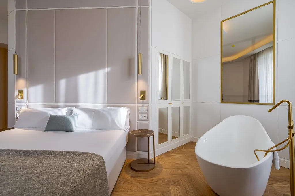 Premium-Corner-Zimmer mit freistehender Badewanne neben dem Bett in der La Fonda de los Príncipes