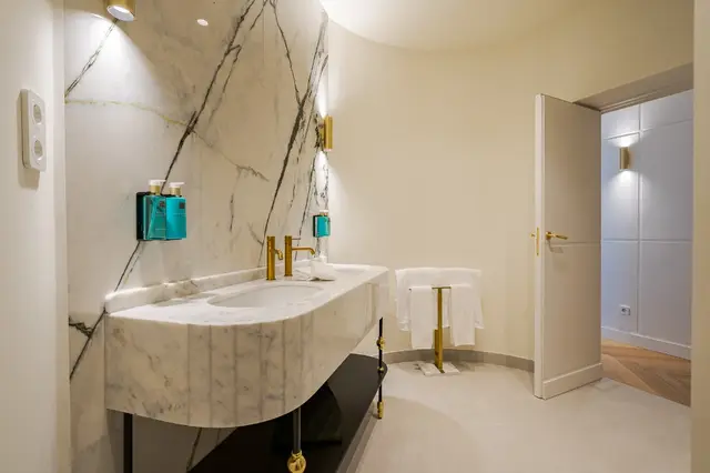 Marble sink with gold tap, Rituals amenities and towel rail in Premium Corner