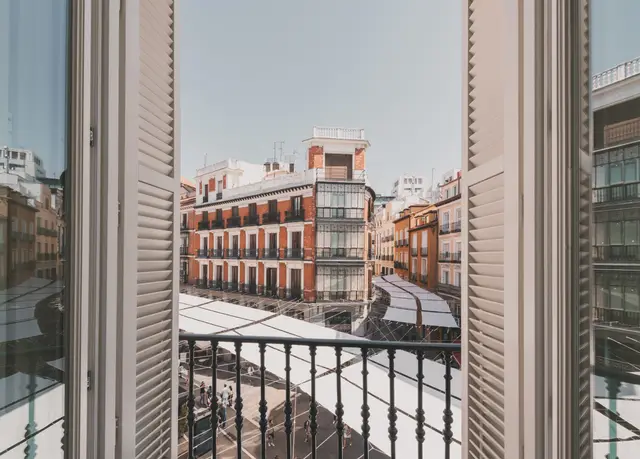 Vistas desde el balcón de la Premium Corner a la calle con sus toldos y a los edificios de enfrente