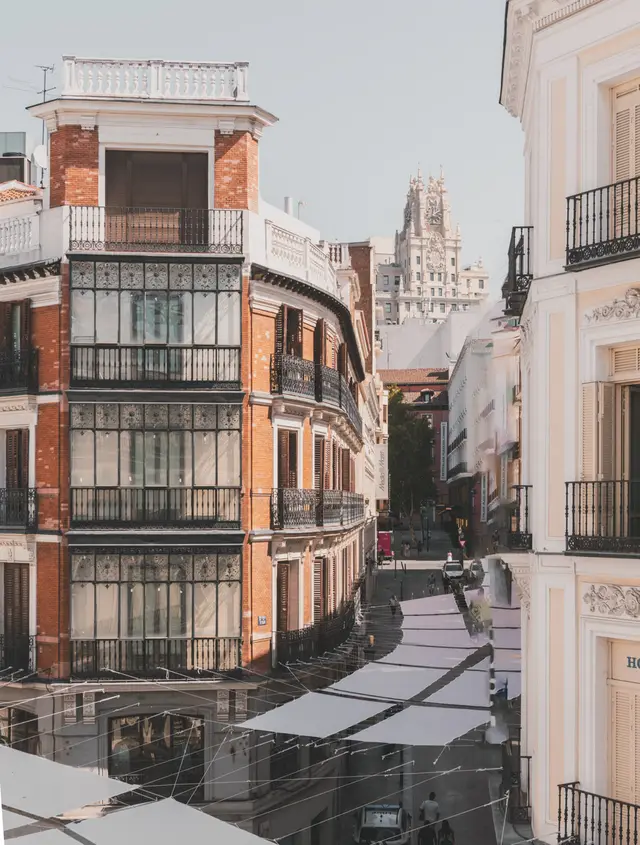 Vistas desde la Premium Corner al edificio de ladrillo en esquina y a los toldos de la calle