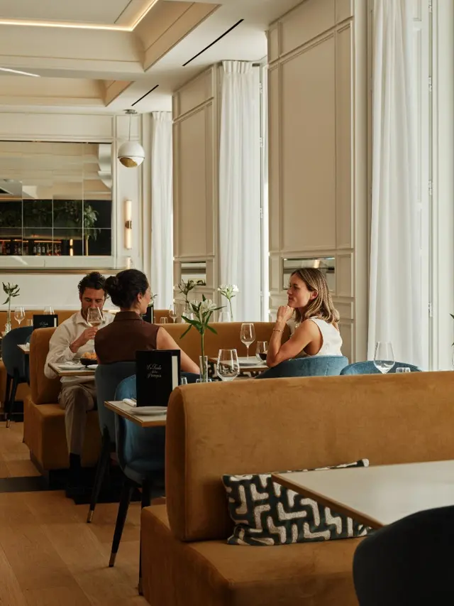 Diners enjoying the restaurant menu on the banquettes at La Fonda de los Príncipes