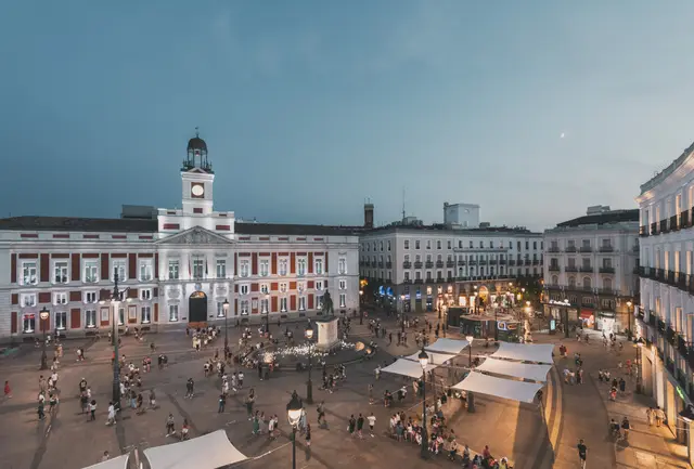 Panorámica de la Real Casa de Correos y la plaza de la Puerta del Sol en la hora azul