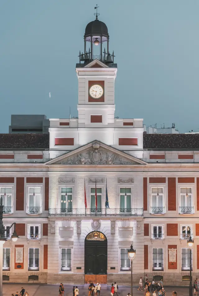 La torre del reloj de la Real Casa de Correos en la hora azul, vista desde La Fonda de los Príncipes