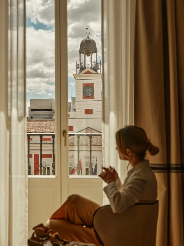Vue sur la Real Casa de Correos depuis une chambre